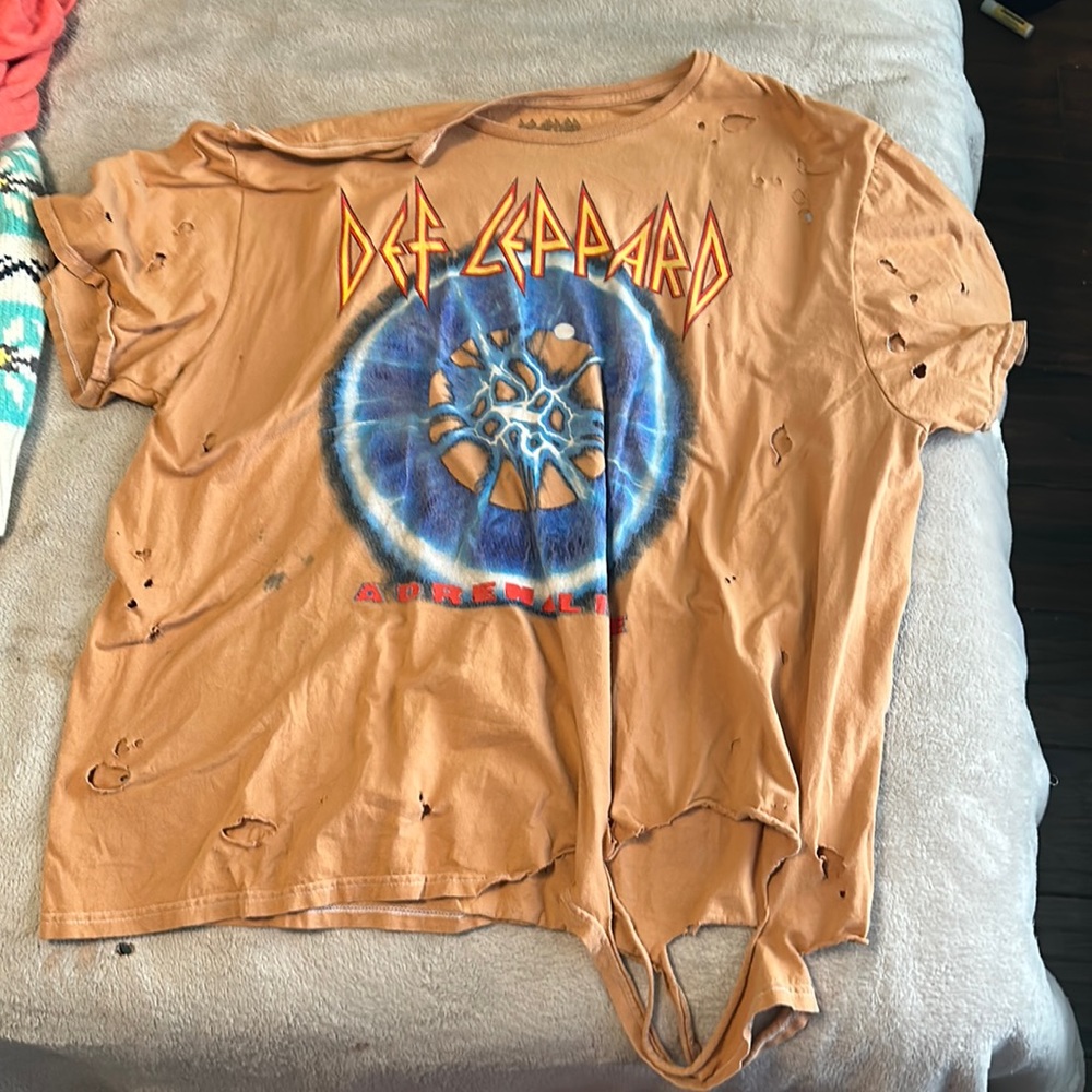 Def Leppard distressed tee